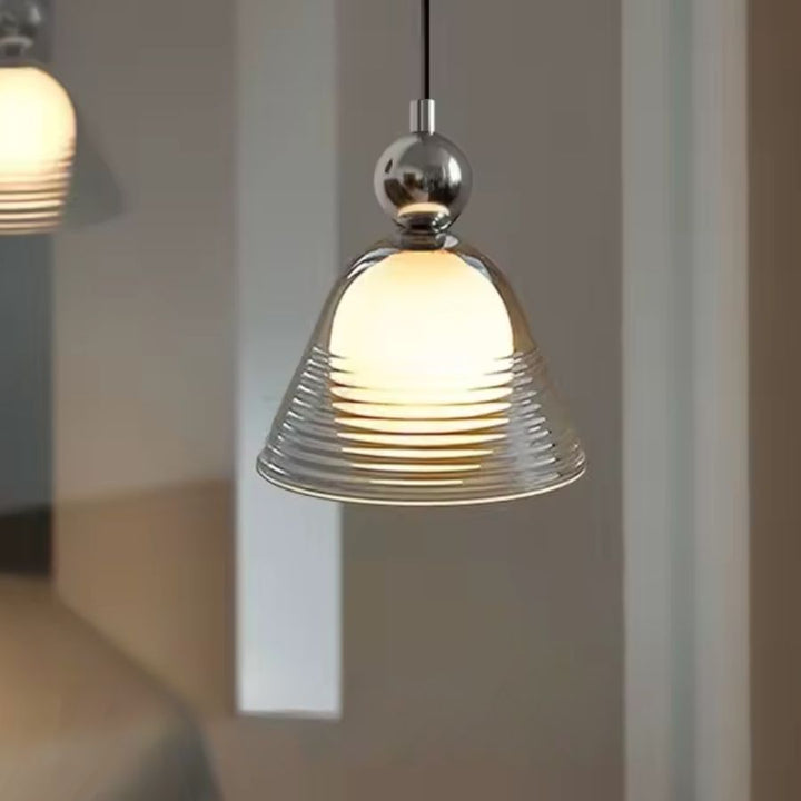 Luminaire en verre soufflé strié avec globe opalin et finition chromée, au style rétro chic et lumineux