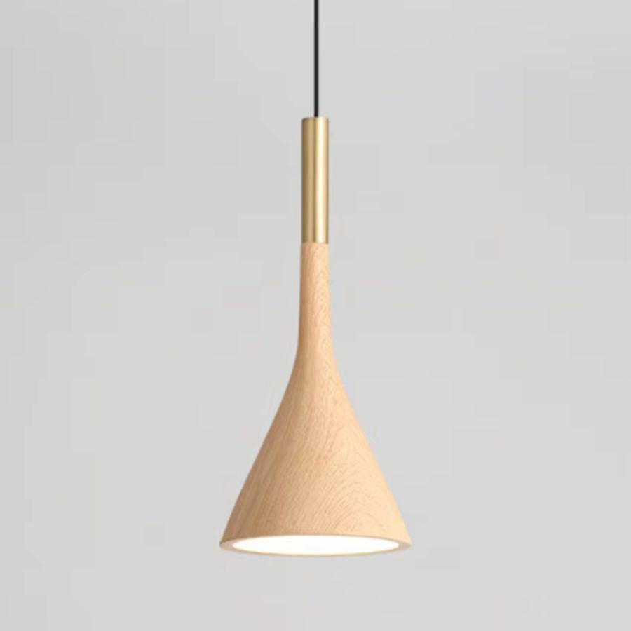 Finition effet bois clair et touche de laiton pour ce luminaire conique élancé au design nordique épuré
