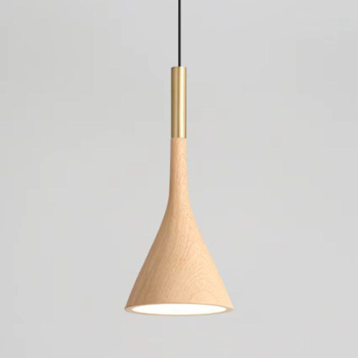 Finition effet bois clair et touche de laiton pour ce luminaire conique élancé au design nordique épuré