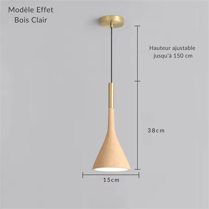 Effet bois clair et détail en laiton habillent ce luminaire conique aux lignes fines d’inspiration scandinave