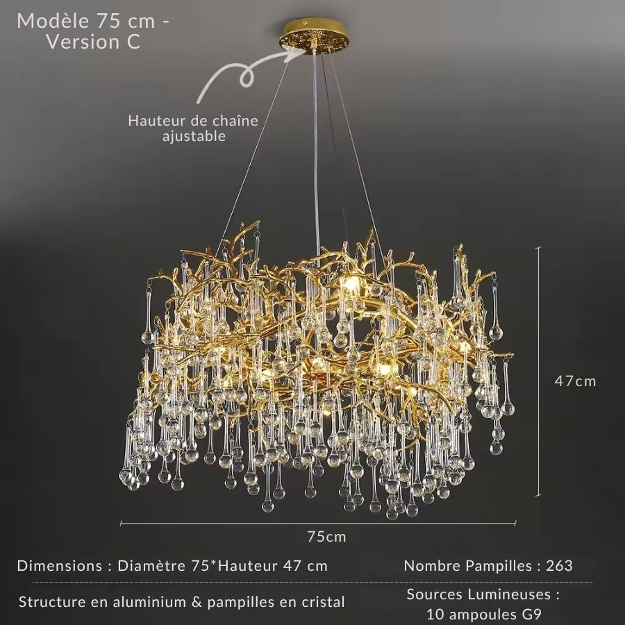 Une profusion de pampilles de cristal habille ce luminaire rond de 75 cm aux branches dorées sculptées