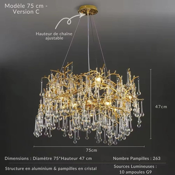 Une profusion de pampilles de cristal habille ce luminaire rond de 75 cm aux branches dorées sculptées