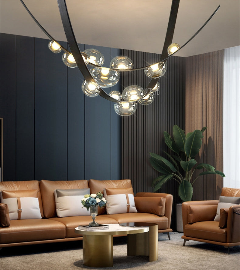 Luminaire en cuir et sphères lumineuses illuminant un salon chic et chaleureux aux tons harmonieux.
