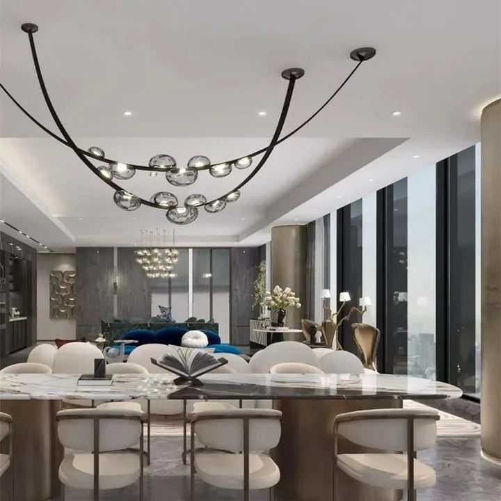 Grand luminaire suspendu en cuir noir et bulles de verre lumineux dans une salle de réception prestigieuse.