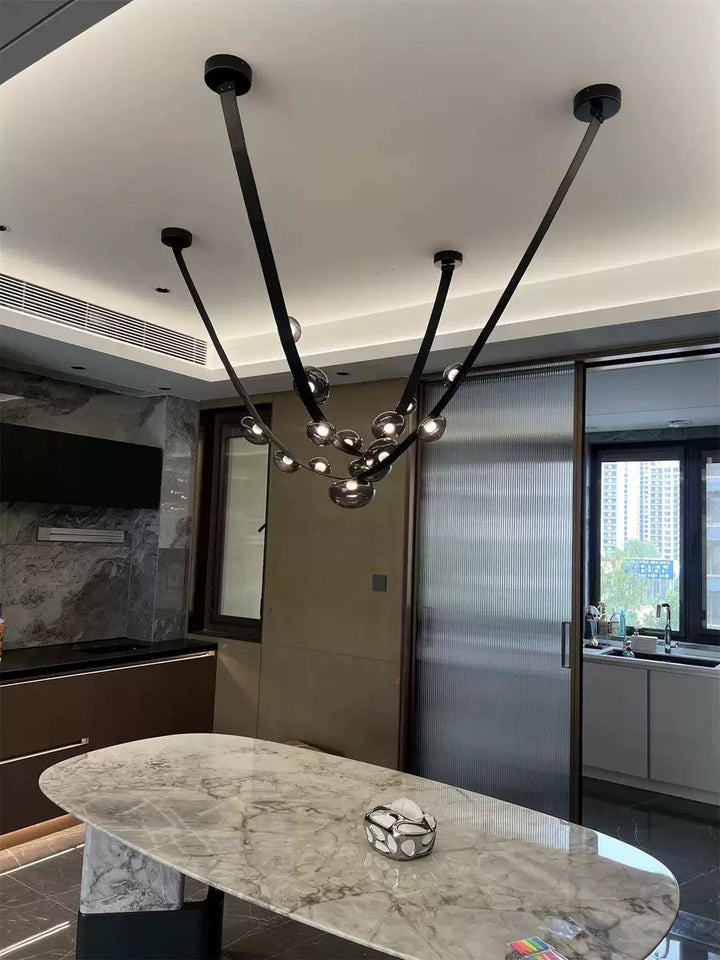 Luminaire design en cuir et boules lumineuses capturé dans un intérieur à l'aménagement soigné.