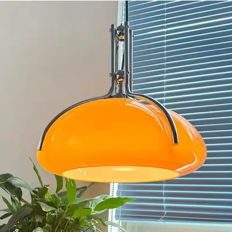 Suspension dôme orange brillant à armature chromée, au design Space Age rétro-futuriste inspiré des années 70