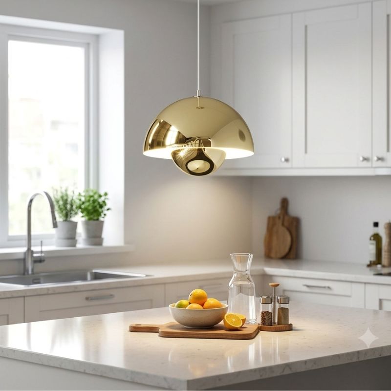 Luminaire doré à la forme champignon emblématique, apportant une note sophistiquée à cet îlot de cuisine.