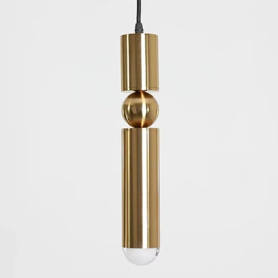 Luminaire doré allongé à sphère centrale et silhouette cylindrique, au design minimaliste contemporain