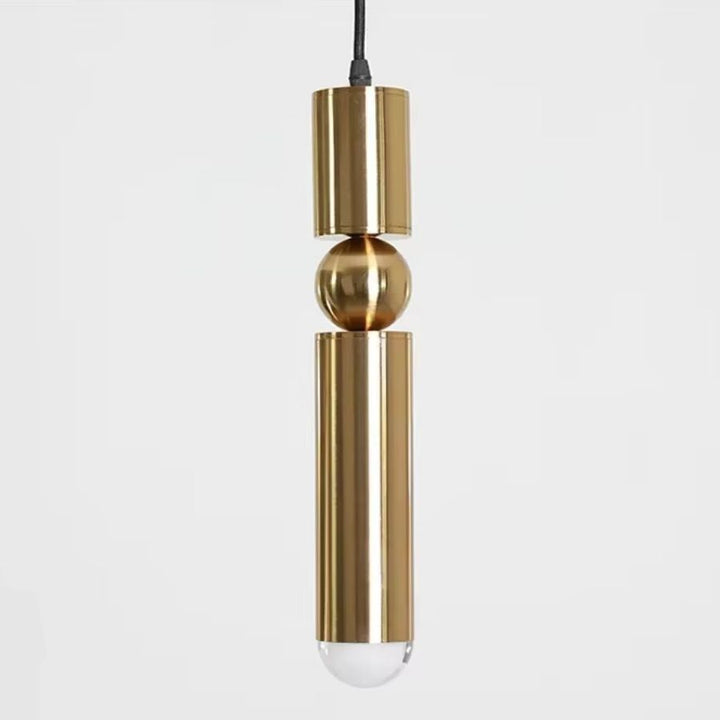 Luminaire doré allongé à sphère centrale et silhouette cylindrique, au design minimaliste contemporain