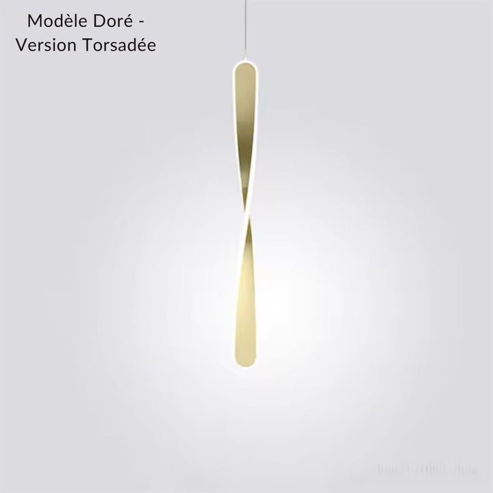 Avec sa finition dorée, ce luminaire torsadé associe contour lumineux et silhouette sculpturale élégante