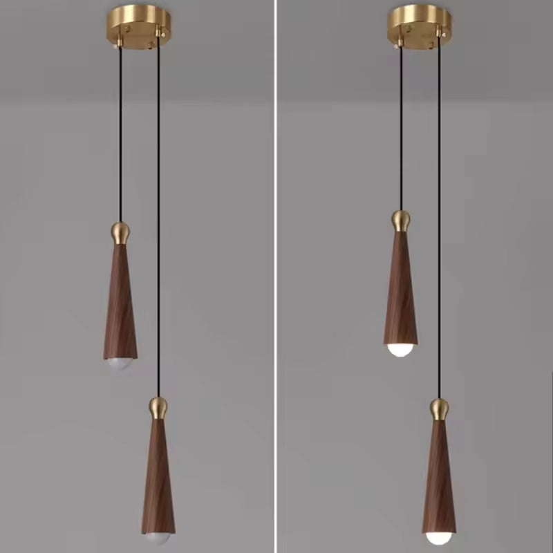 Deux éléments coniques en bois foncé et laiton composent un luminaire suspendu au style élégant et contemporain