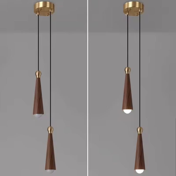Deux éléments coniques en bois foncé et laiton composent un luminaire suspendu au style élégant et contemporain