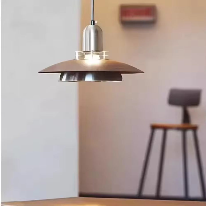 Dans un décor aux accents rétro, ce luminaire à double réflecteur en métal effet noyer révèle une allure mid-century.