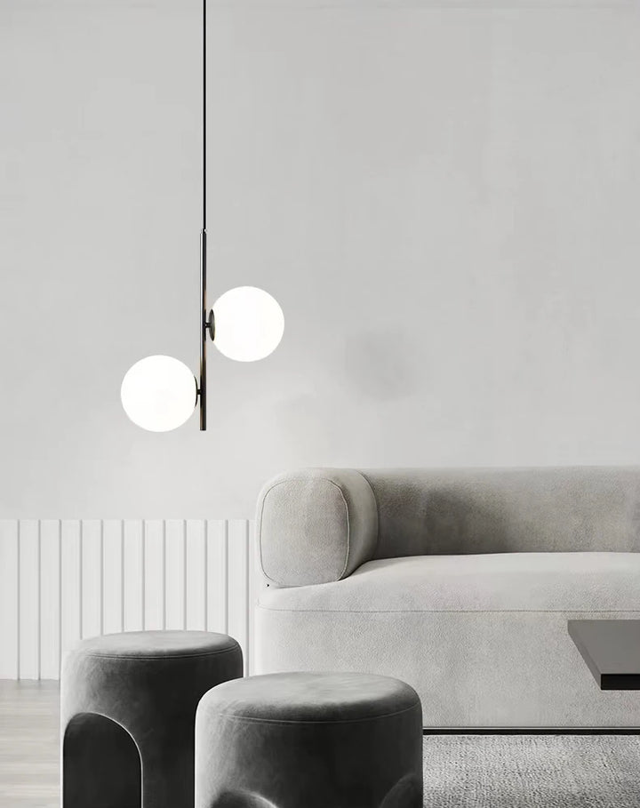 Luminaire d'intérieur contemporain aux lignes géométriques pour un salon élégant.
