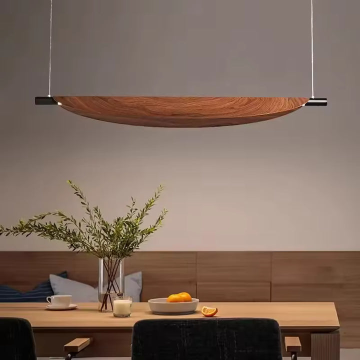 Face à la table, la lame lumineuse effet bois dessine une courbe élégante au style minimaliste et contemporain