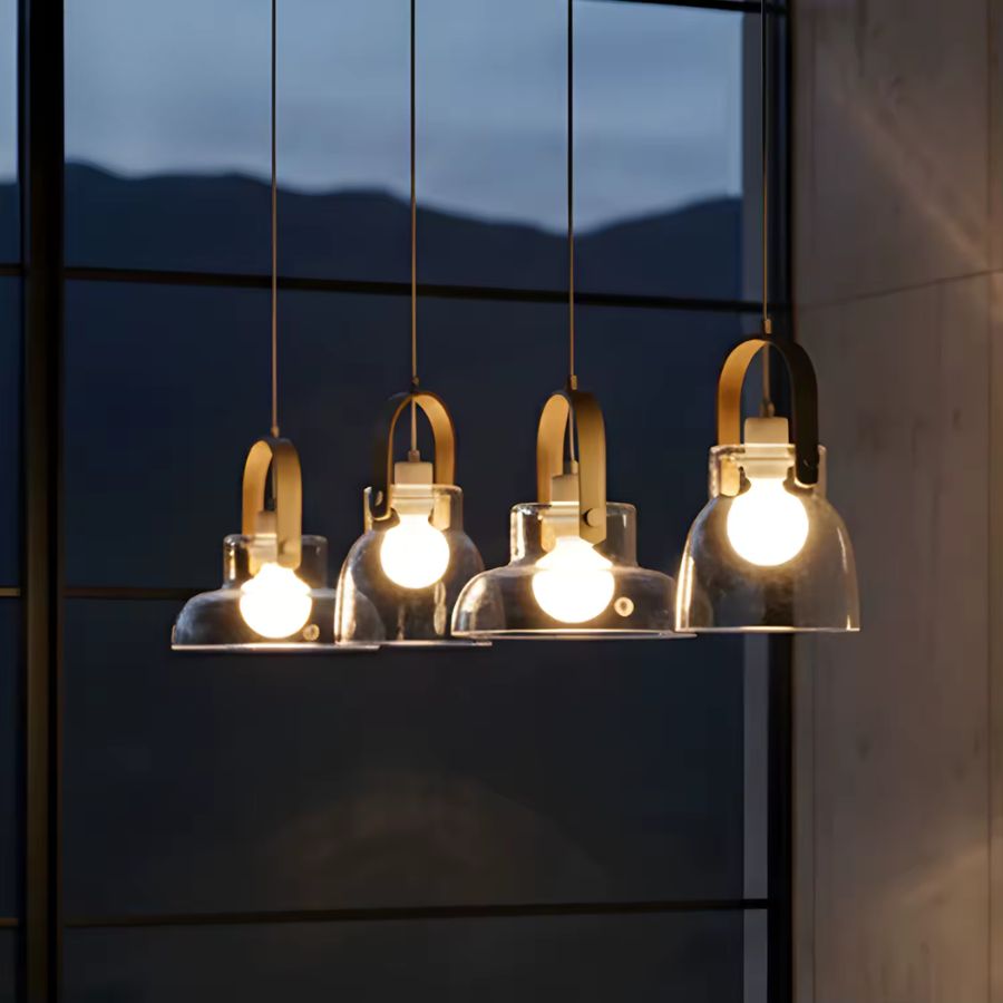 Quatre luminaires en bois et verre soufflé révèlent de grosses ampoules dans une ambiance chaleureuse et contemporaine