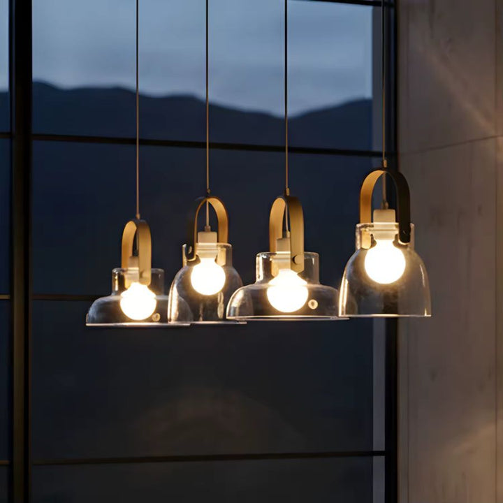 Quatre luminaires en bois et verre soufflé révèlent de grosses ampoules dans une ambiance chaleureuse et contemporaine