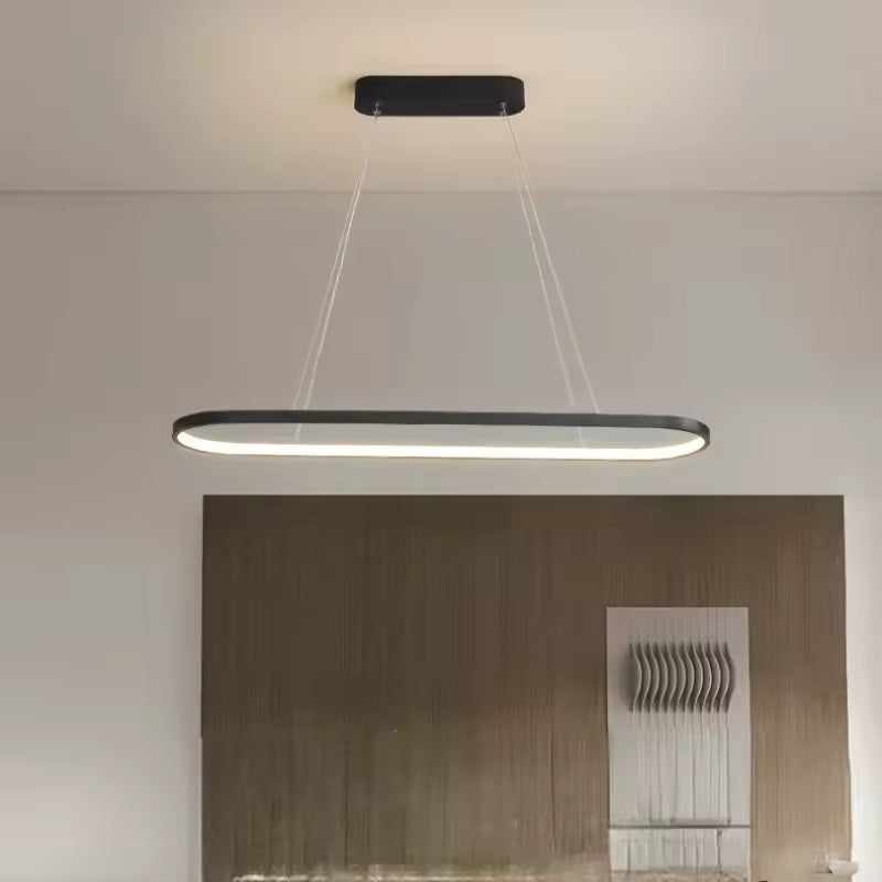 Luminaire LED noir aux lignes rectangulaires arrondies, suspendu dans un intérieur minimaliste contemporain