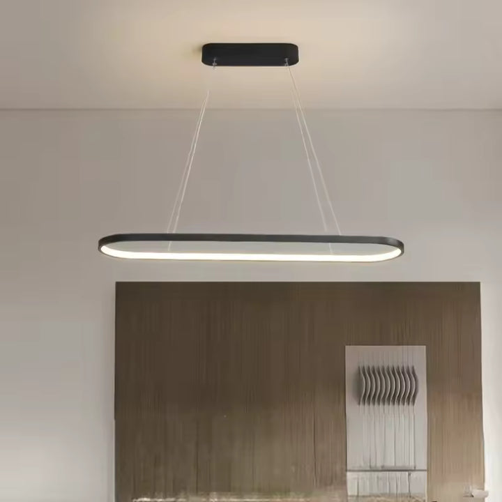 Luminaire LED noir aux lignes rectangulaires arrondies, suspendu dans un intérieur minimaliste contemporain