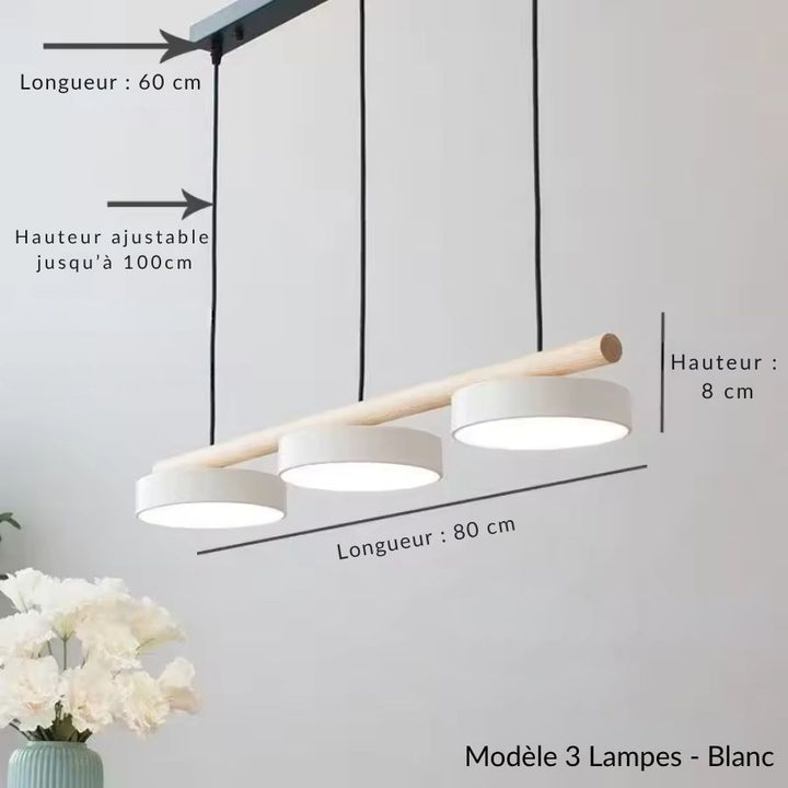 Trois disques blancs lumineux soulignent la barre en bois clair de ce luminaire au design minimaliste