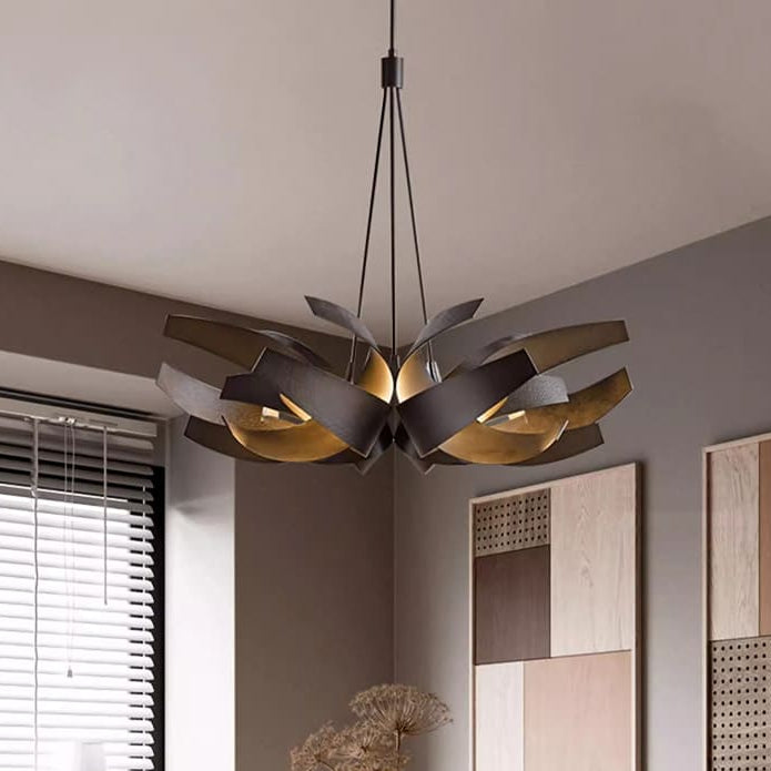 Luminaire en métal noir intégré dans un salon moderne baigné d'une atmosphère chaleureuse.
