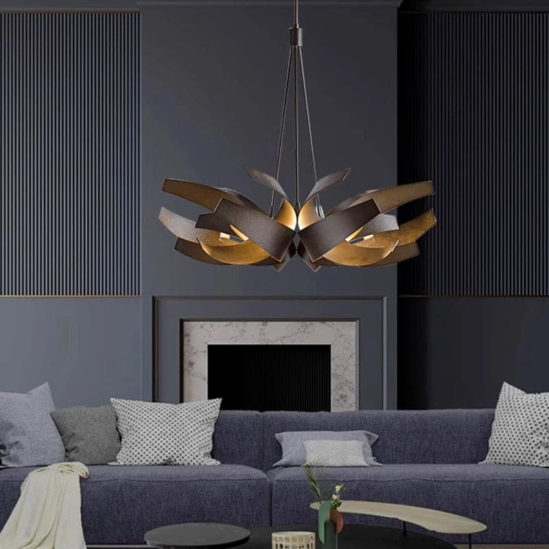 Luminaire noir à volutes dans un salon moderne agrémenté d'un grand canapé bleu nuit.