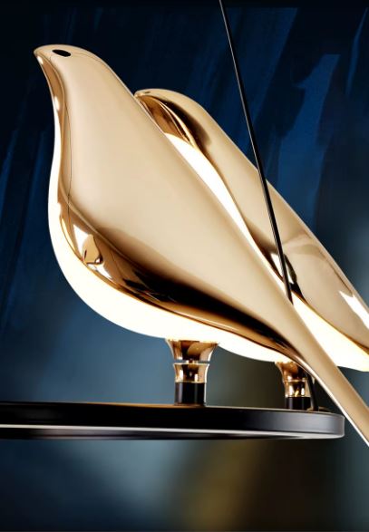 Gros plan sur deux oiseaux dorés lumineux, détail sculptural d’une suspension design haut de gamme.