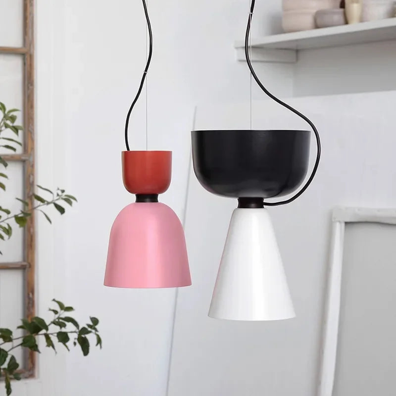 Luminaire pendant bicolore rose et noir au design graphique épuré, parfait pour illuminer une cuisine contemporaine.