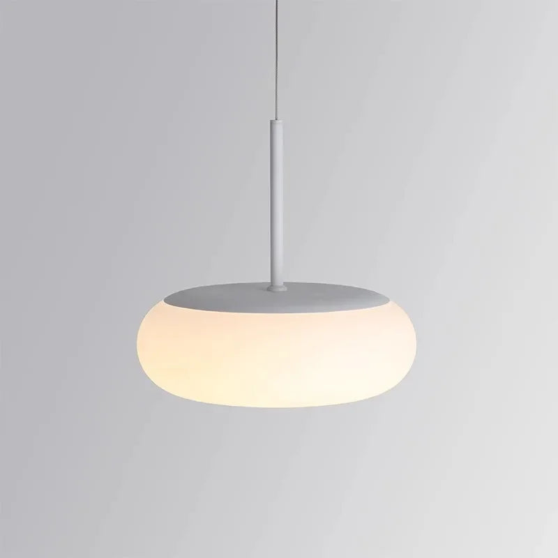 Lampe suspendue design galet en opaline blanche au style minimaliste et contemporain.