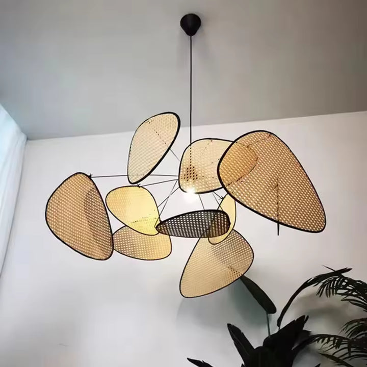 Vue en contre-plongée sur un luminaire aux pétales tressés, aux lignes organiques et au design contemporain