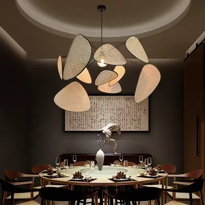 Dans la salle à manger, ce luminaire sculptural déploie ses pétales tressés dans un esprit japandi et contemporain