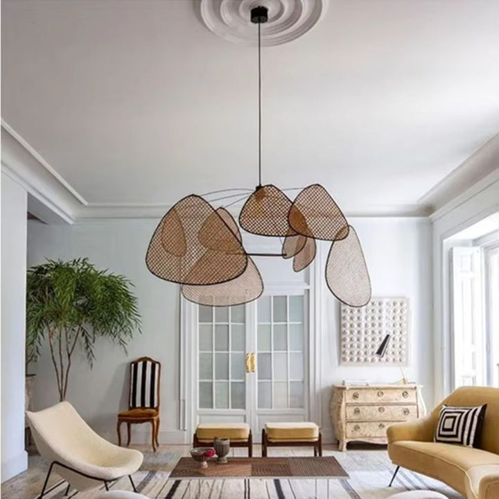 Au centre d’un salon lumineux, ce luminaire aux pétales tressés compose une silhouette artistique et contemporaine