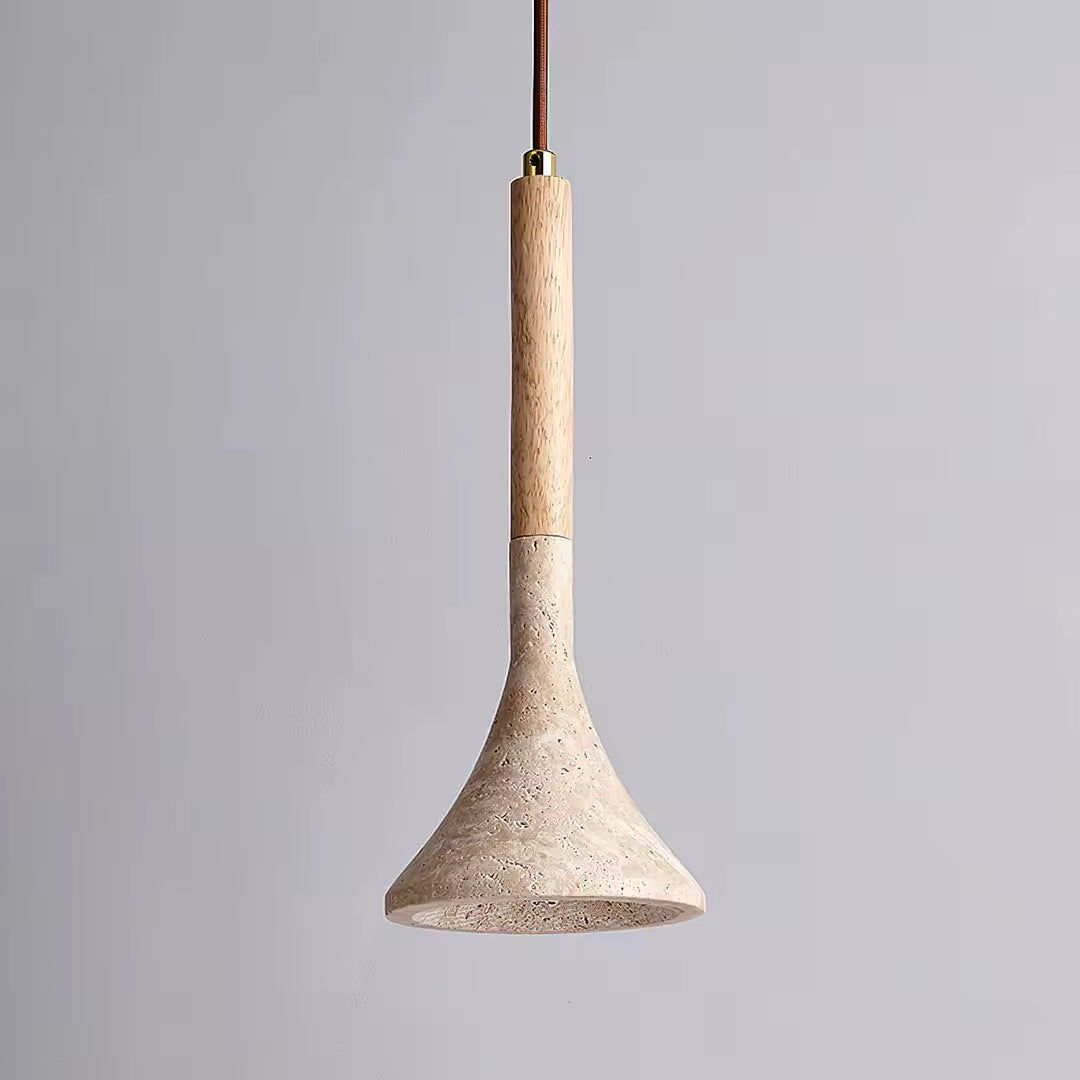 Bois clair et pierre texturée structurent ce luminaire élancé à silhouette évasée, au style naturel et sculptural
