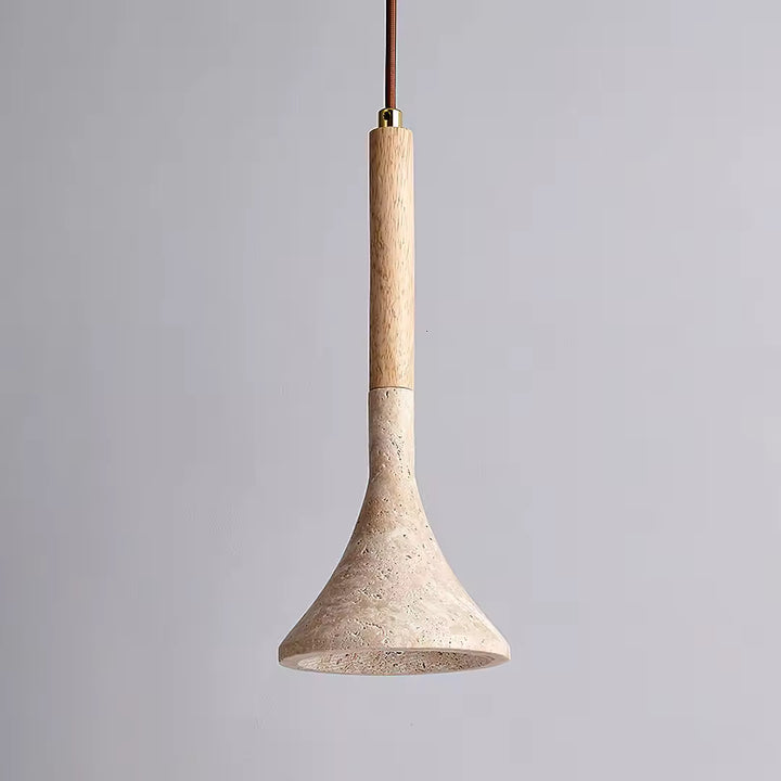 Bois clair et pierre texturée structurent ce luminaire élancé à silhouette évasée, au style naturel et sculptural