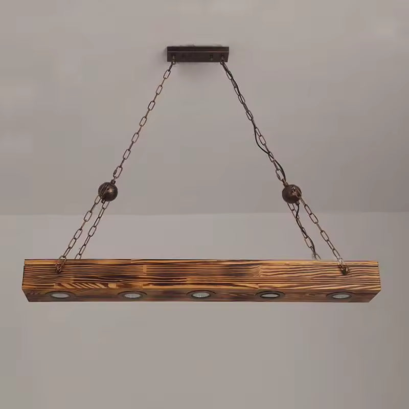 Luminaire linéaire en bois à cinq spots encastrés, suspendu par chaînes dans un style atelier vintage