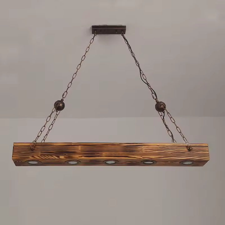 Luminaire linéaire en bois à cinq spots encastrés, suspendu par chaînes dans un style atelier vintage