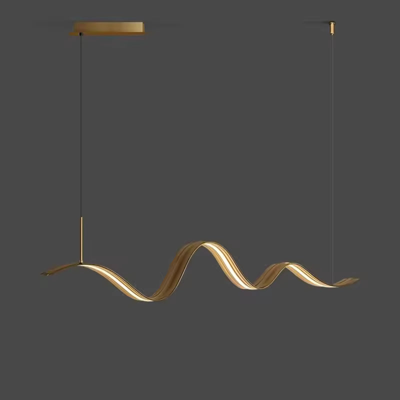Profil épuré d’un luminaire ruban LED doré aux courbes ondulées, inspiré d’un design organique et contemporain
