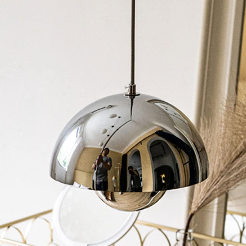 Gros plan sur une suspension scandinave forme champignon finition chrome miroir, idéale pour salon chic.