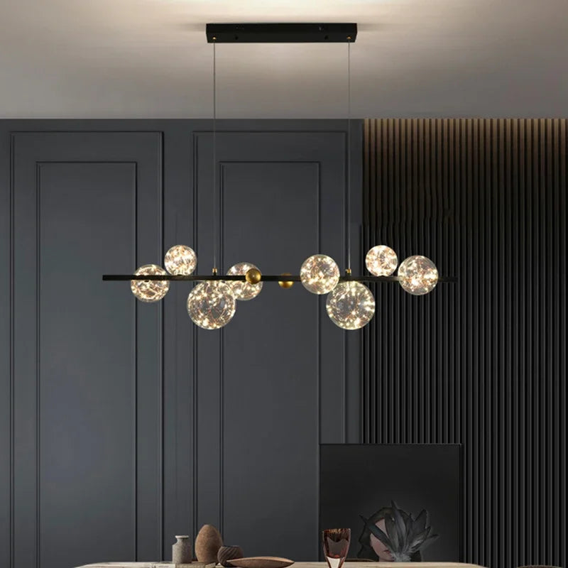 Luminaire étincelant à structure noire suspendu dans une salle à manger à l'ambiance feutrée