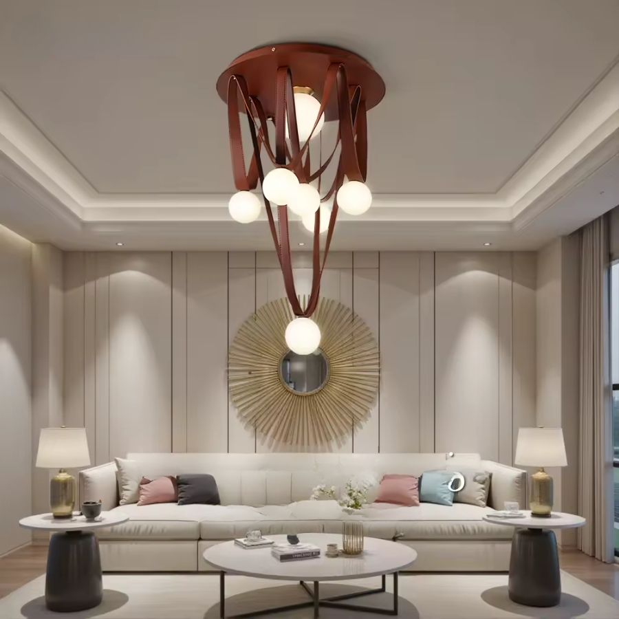Dans un salon élégant, ce luminaire sculptural en cuir brun et globes opalins crée une présence artistique et chaleureuse.