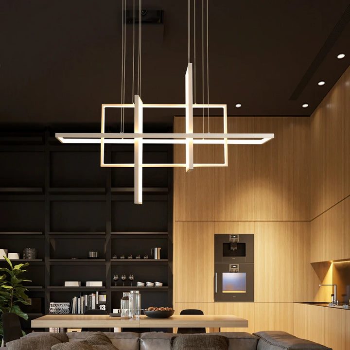 Luminaire suspendu au design contemporain doté de cadres géométriques métalliques dans un intérieur chic et épuré.