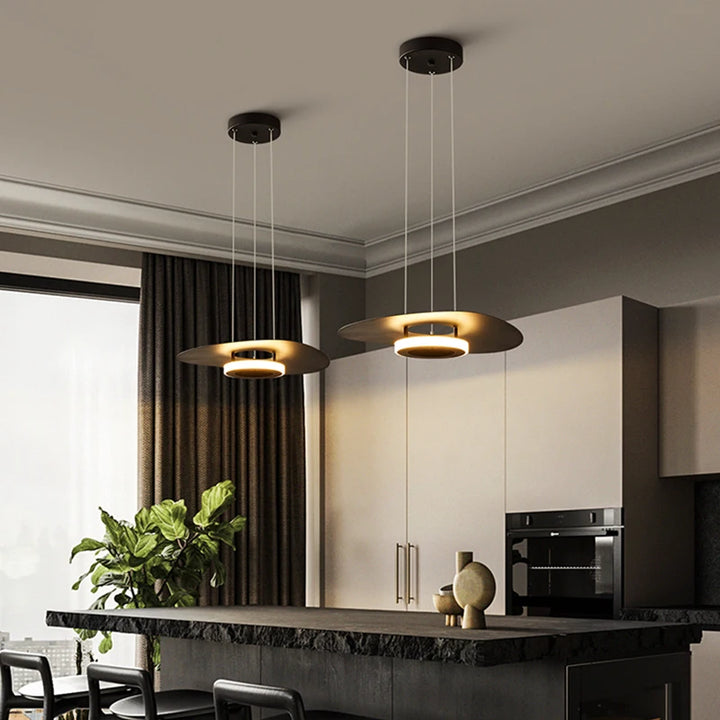 Luminaire suspendu disque flottant noir au style industriel chic installé au-dessus d'un comptoir.