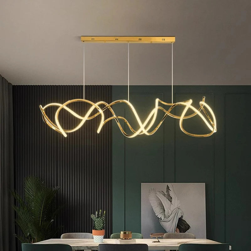 Luminaire suspendu vague dorée style art déco, parfait pour un intérieur chic et sophistiqué.