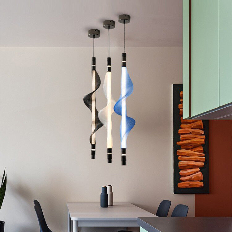 Luminaire suspendu LED vertical au style épuré dans une salle à manger chic.