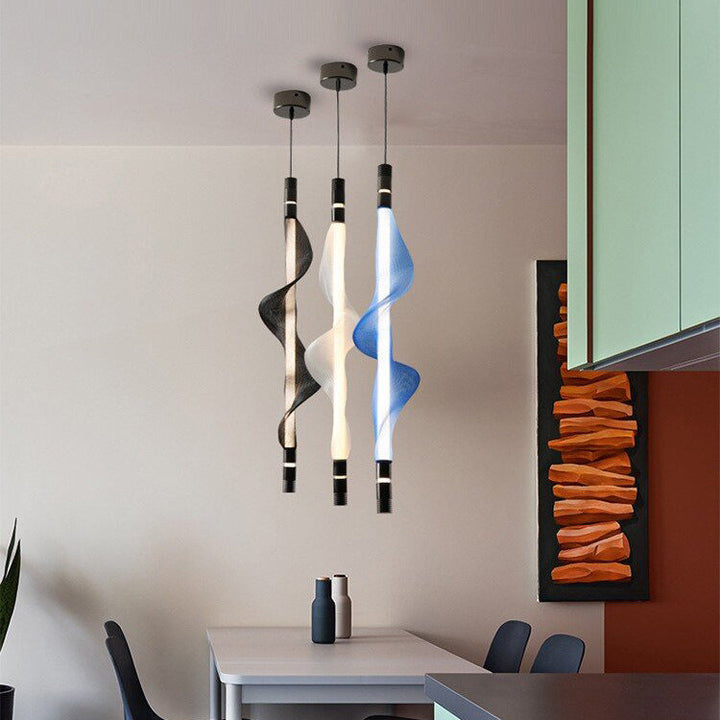 Luminaire suspendu LED vertical au style épuré dans une salle à manger chic.
