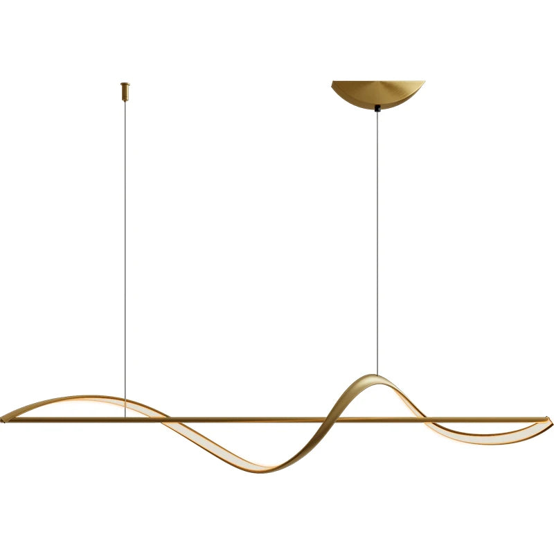 Luminaire suspendu moderne avec une finition laiton doré pour une décoration intérieure raffinée.