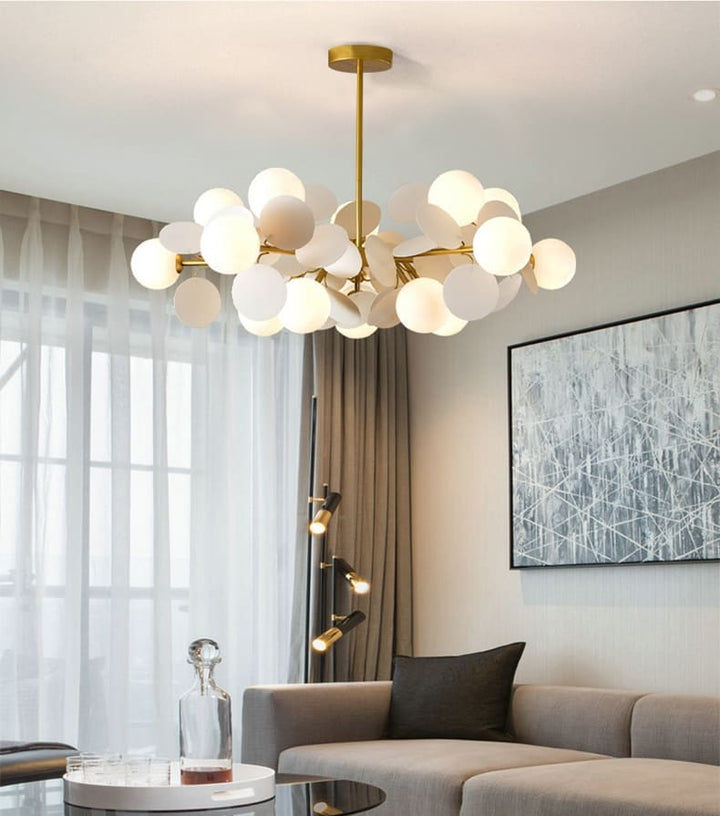 Luminaire suspendu aux accents joyeux illuminant un salon familial chaleureux et design
