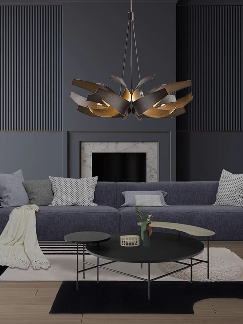 Luminaire suspendu noir disposé dans un salon contemporain face à un canapé design.
