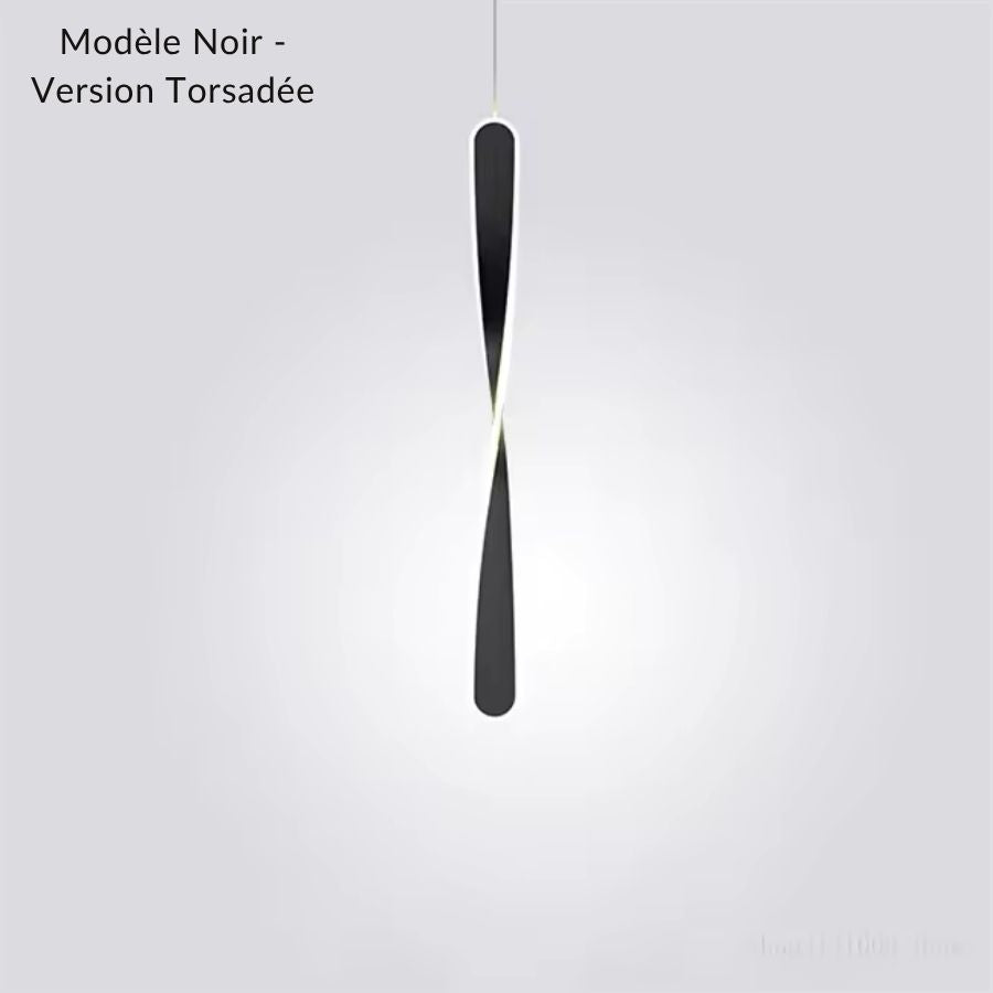 Une torsion centrale anime ce luminaire suspendu noir très élancé, souligné par un fin liseré lumineux contemporain