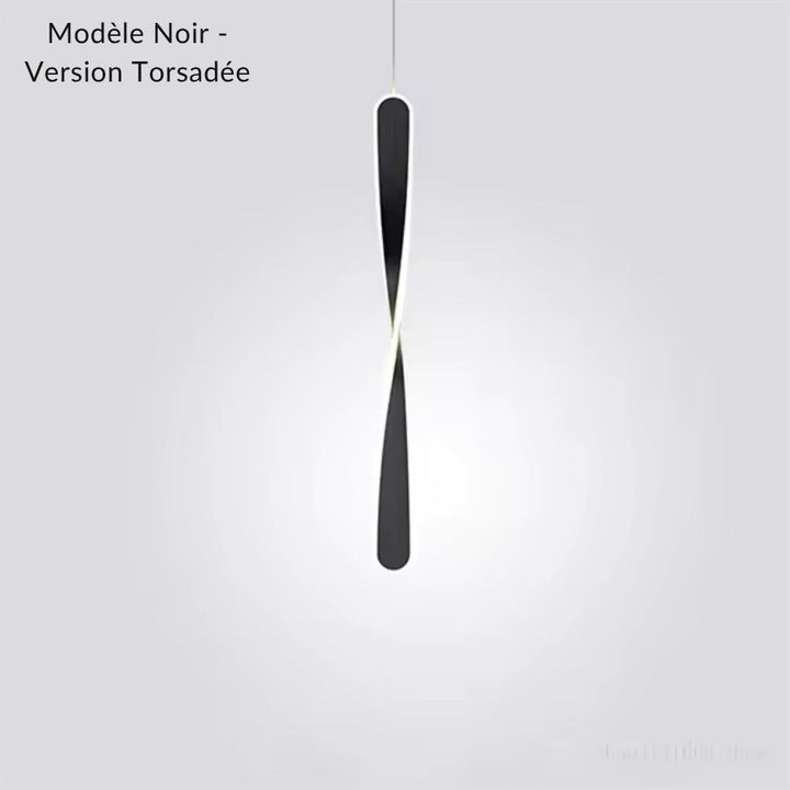 Une torsion centrale anime ce luminaire suspendu noir très élancé, souligné par un fin liseré lumineux contemporain